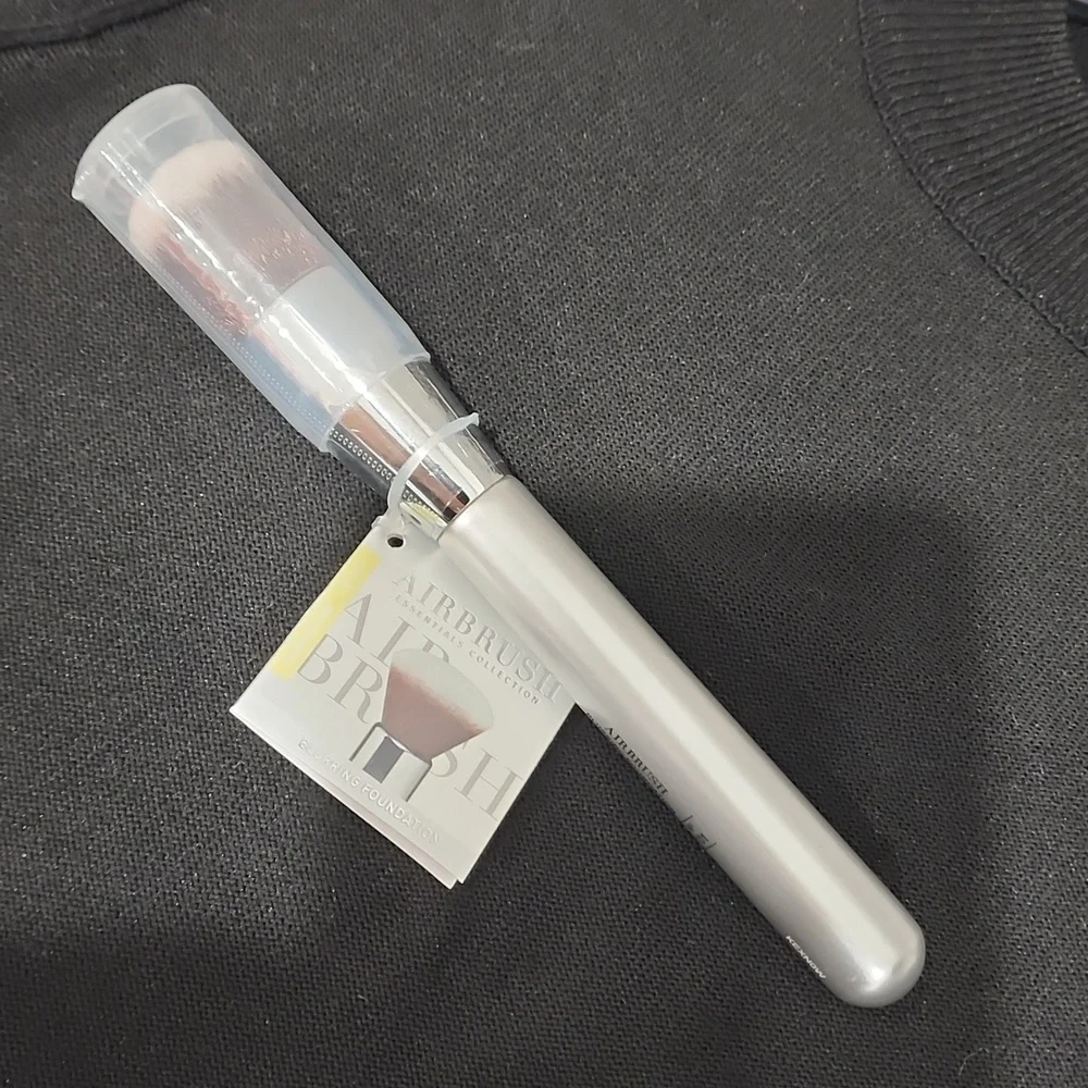 iT Makeup Brush for Liquid, Powder & Cream Foundation.
